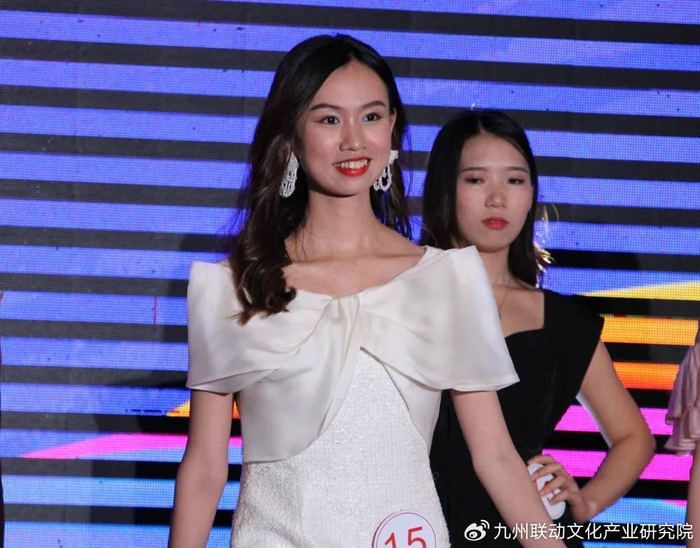 17岁的她在恩平举办的这场大赛夺冠!香港知名艺人献唱
