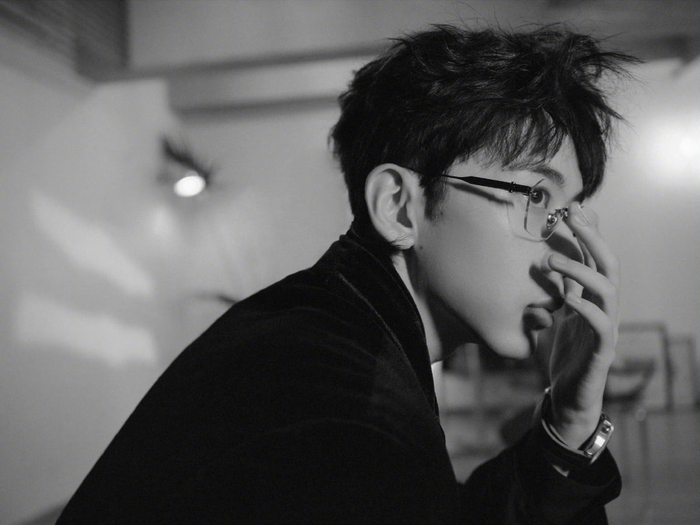 费启鸣黑色丝绒西装77无框眼镜这套斯文霸总造型