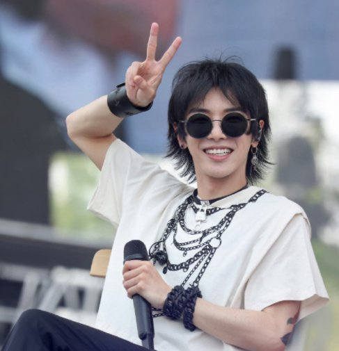 华晨宇又成第一人,演唱会震碎粉丝肾结石,被称"华佗在世"!