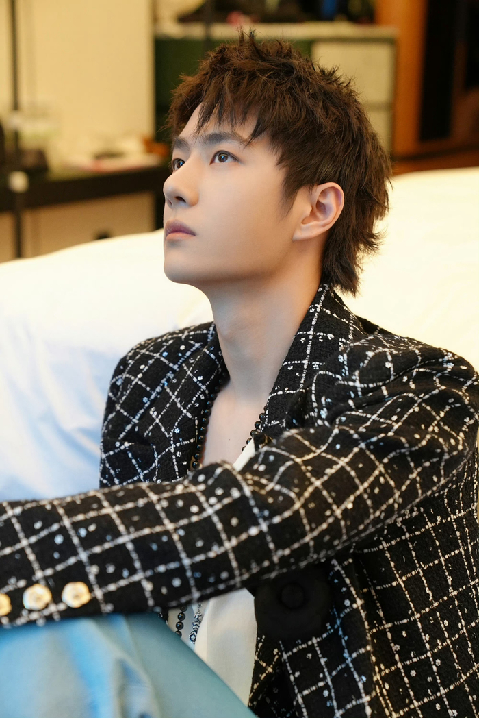 王一博侧拍花絮照,小香风贵族少爷