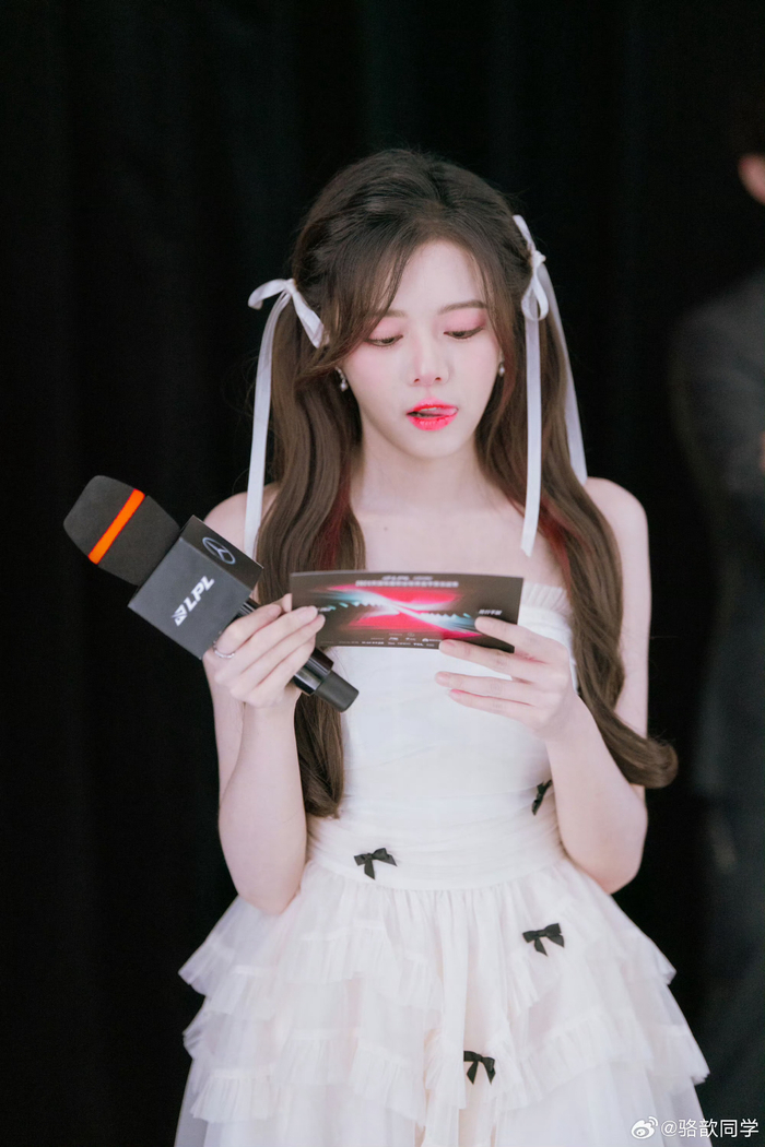 还是甜美风适合驼子姐呀骆歆晒主持照