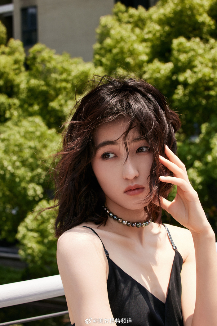 张子枫黑色吊带露背裙又酷又美