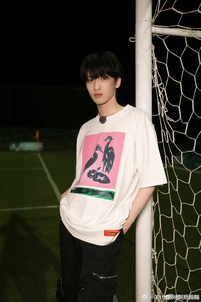 严浩翔好帅啊简单的t恤显得更加清爽越来越帅了