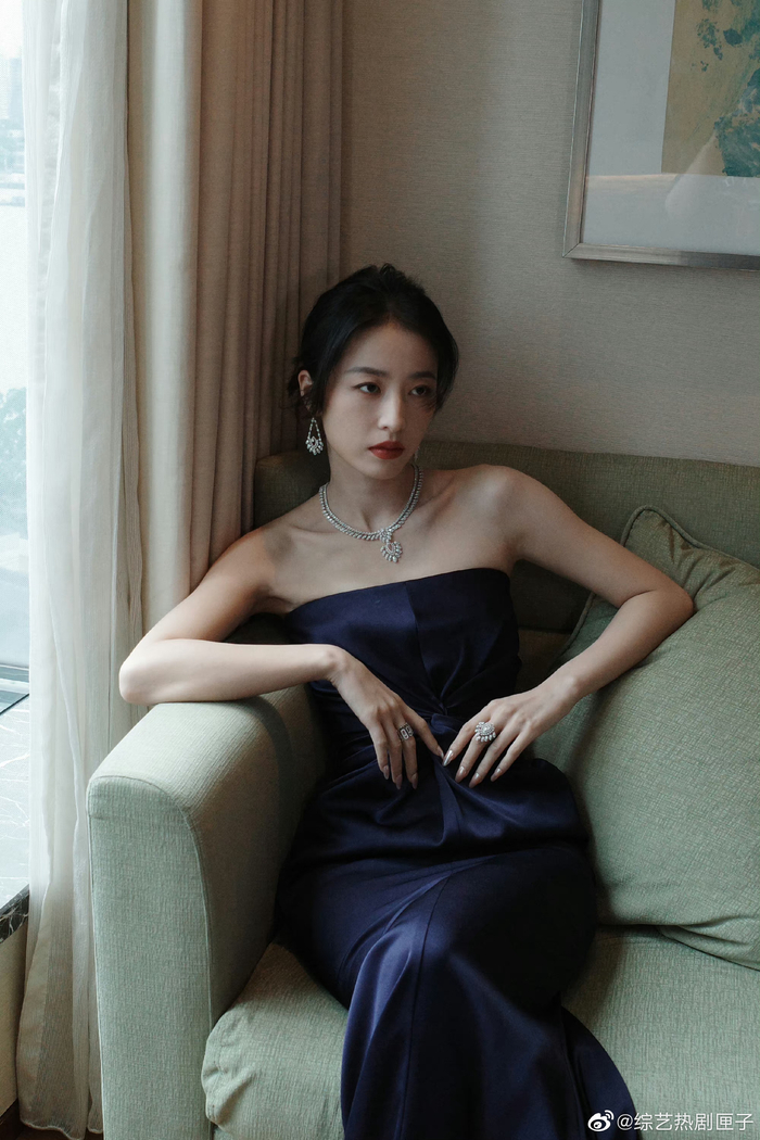 周雨彤今天出席上海电视节的造型好美好优雅!