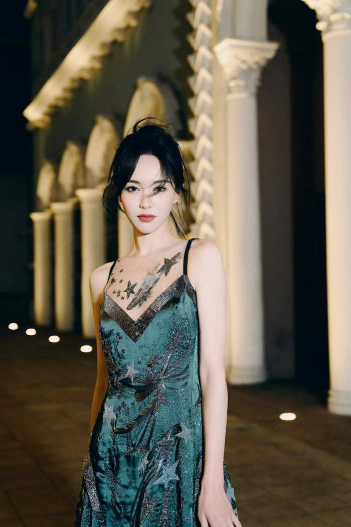 唐嫣第二套造型96繁星绿色长裙好漂亮!