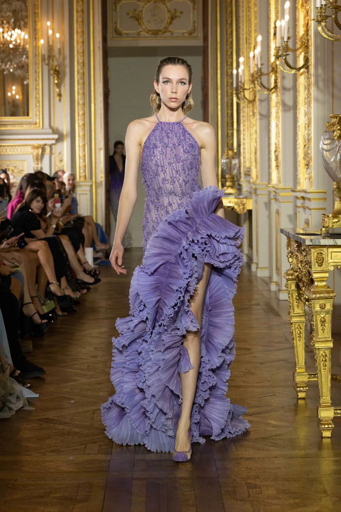 唐嫣在巴黎时装节大片中身着tonyward2022秋冬定制系列裙装