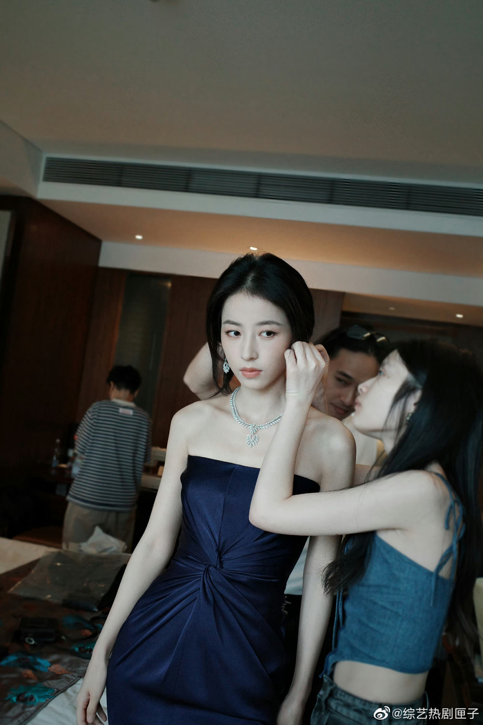 周雨彤今天出席上海电视节的造型好美好优雅