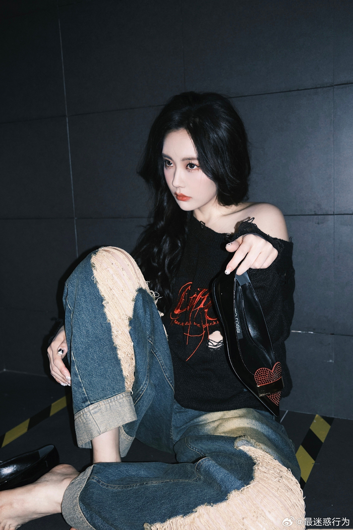 王艺瑾黑色穿搭组图,又酷又美