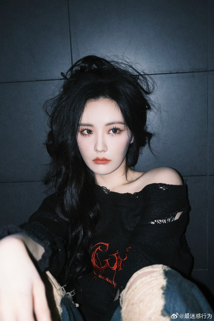 王艺瑾黑色穿搭组图,又酷又美