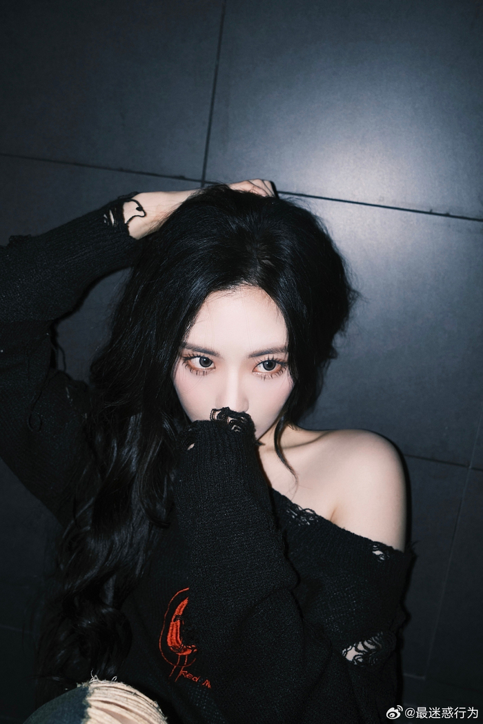 王艺瑾黑色穿搭组图,又酷又美