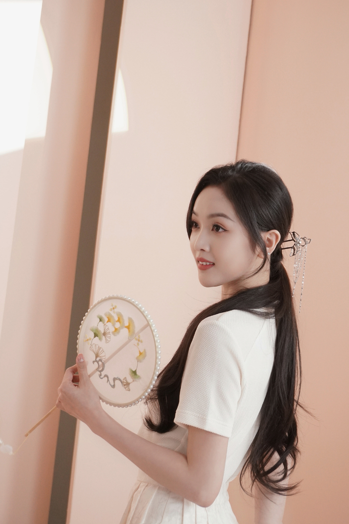 吴宣仪新中式妆容好漂酿半扎发不要太温柔哦