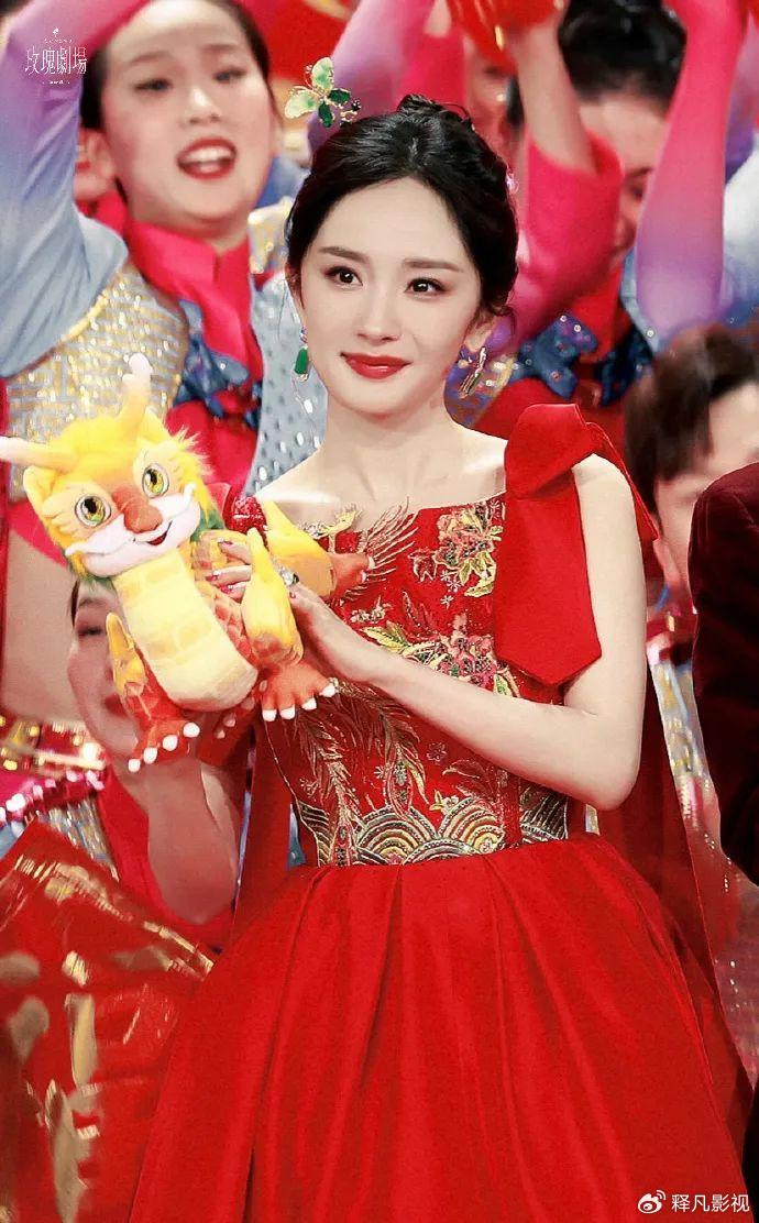 身为四小花旦之首的杨幂同样一袭红色衣裙,她俏脸成熟妩媚,笑容甜美