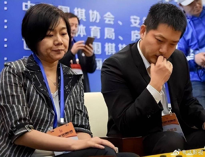 张璇的前夫名为鲁健,是一名来自黑龙江的职业选手,当时两人相恋没多久