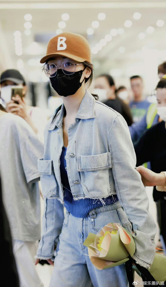 杨紫身穿牛仔套装在西雅图机场想和狗狗合影