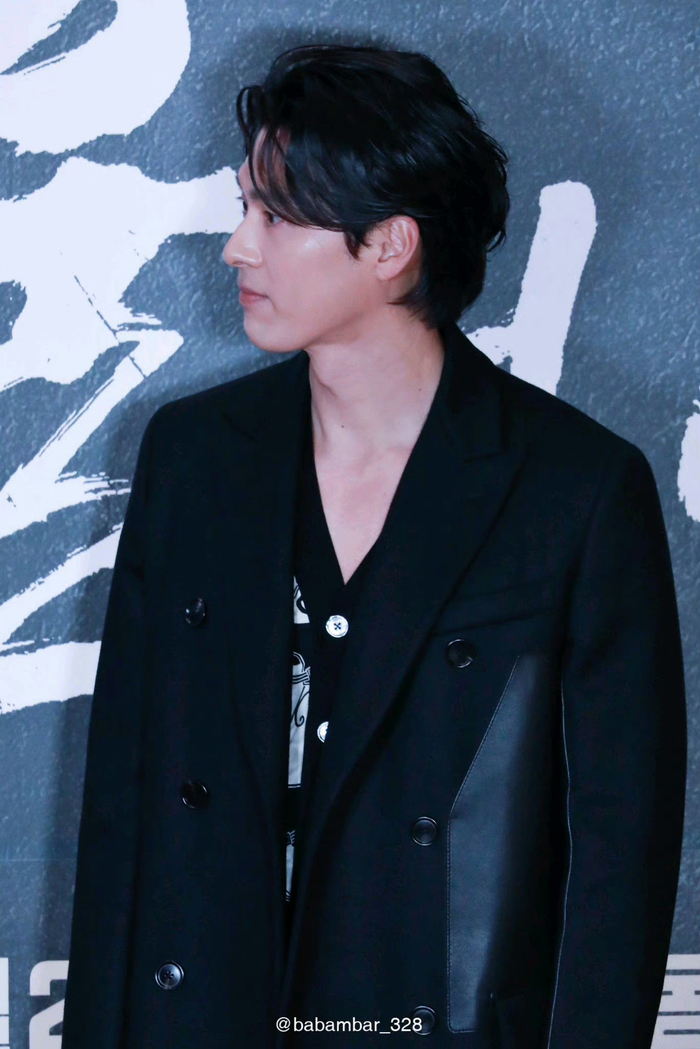 玄彬的侧颜无死角几乎没有任何缺点哪怕眼睛鱼尾纹很明显