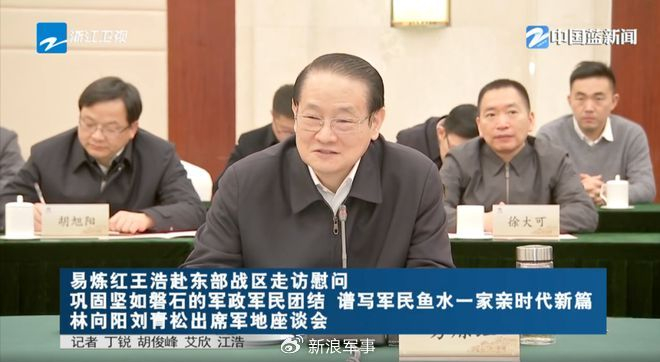图为参加座谈会的北部战区中将副司令员兼北部战区陆军司令员石正露