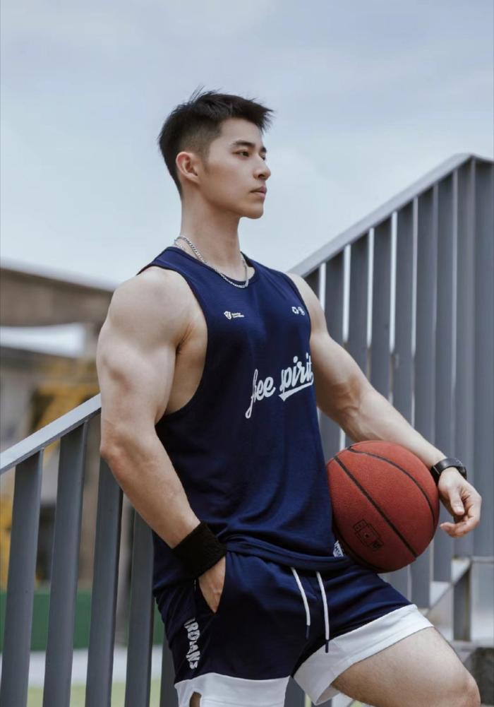 爱打篮球的运动型帅哥这粗壮的手臂一看就很有力