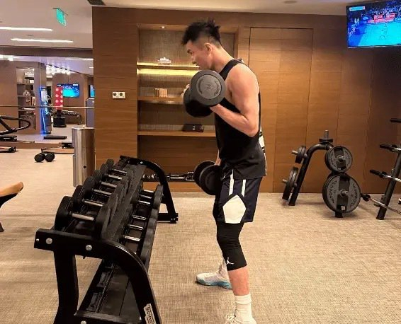 郭艾伦更新社媒,分享生活日常. 配文:训练完在游戏上再练一波