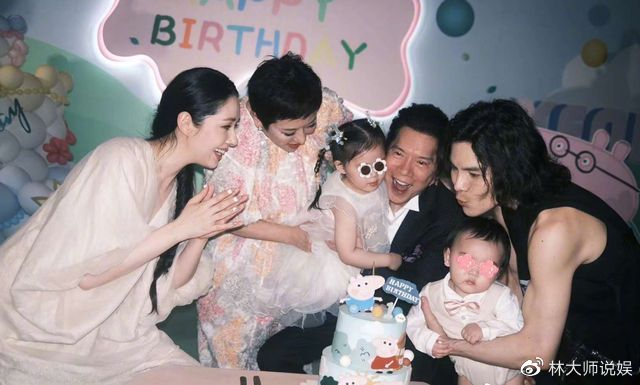 向太夫妻带孙女去游乐场!向华强和保姆聊孙女趣事,向芷身高优越__财经头条__新浪财经