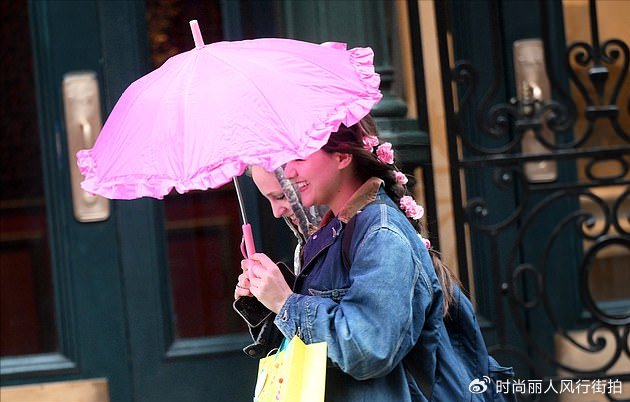 阿汤哥18岁女儿和闺蜜出街!撑着小粉伞头上戴粉花,衣品很一般啊