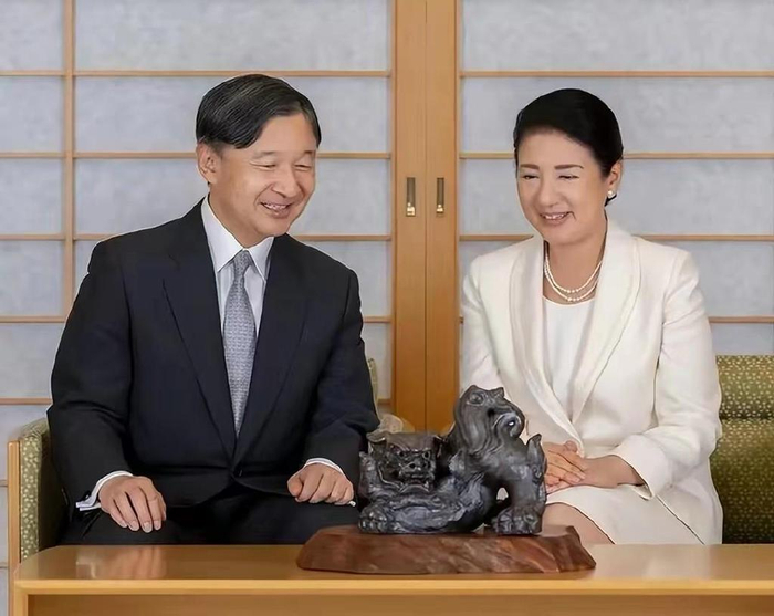 和德仁天皇拍甜蜜合照,狂撒狗粮|雅子|皇后|天皇_新浪新闻