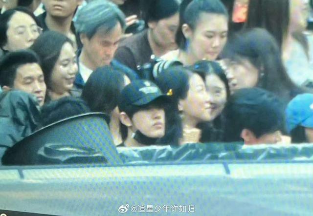 张极现身张杰演唱会引粉丝惊喜