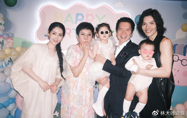 向太夫妻带孙女去游乐场!向华强和保姆聊孙女趣事,向芷身高优越__财经头条__新浪财经