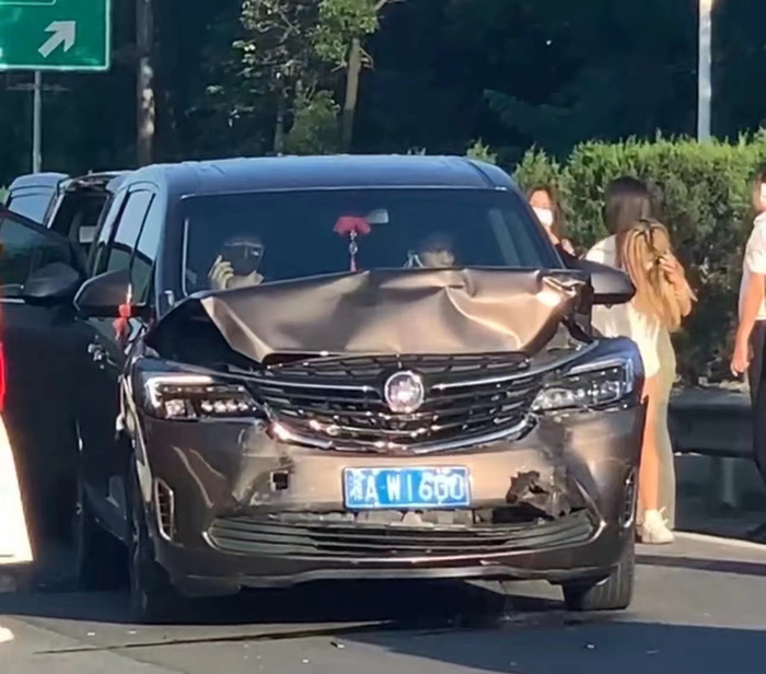 宋亚轩刘耀文遭私生追尾,私生真的好疯啊!