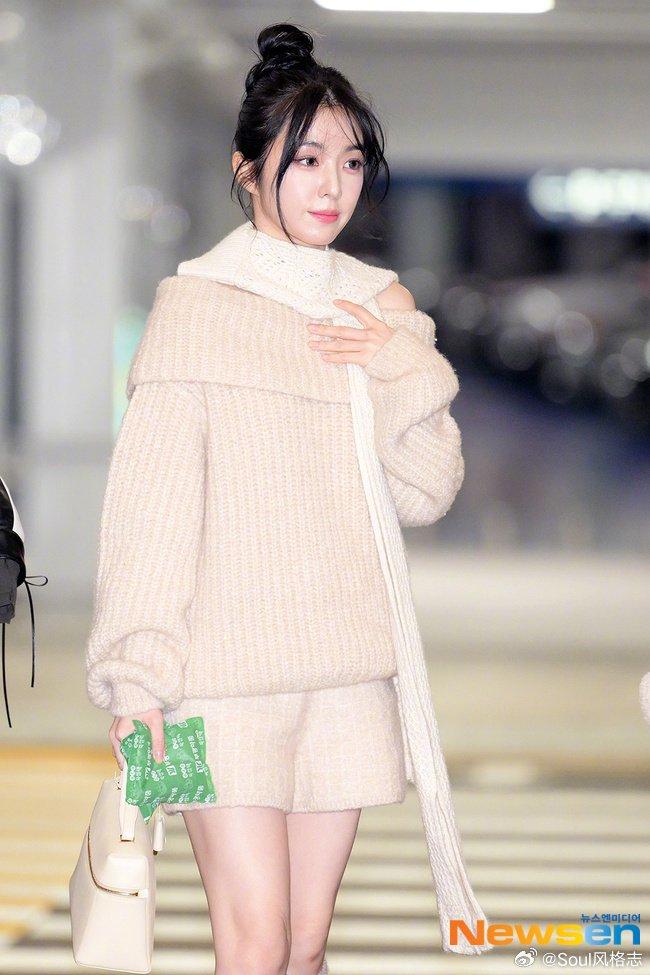 irene裴珠泫今日机场穿搭着米白色针织套装的冬日温柔女郎