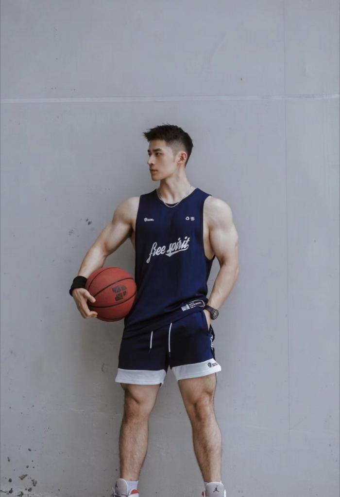 爱打篮球的运动型帅哥这粗壮的手臂一看就很有力