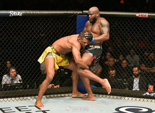 阿尔梅达完胜刘易斯豪取六连胜|刘易斯|阿尔梅达|ufc_新浪新闻