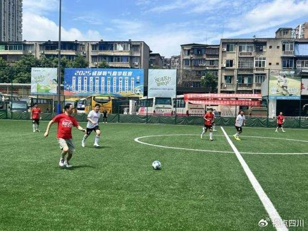 中粮可口可乐四川公司燃情绿茵 首届五人制足球争霸赛火热开赛