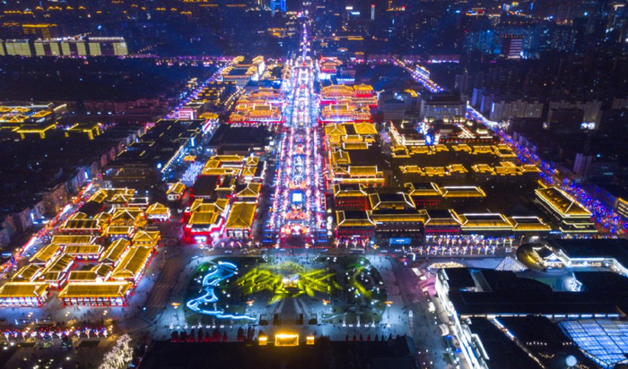 从皑皑白雪到百花盛开从汹涌澎湃到碧波安澜跟着这场大会一起沿着黄河