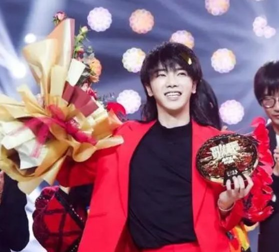 瞬间变成辣耳朵的烂曲,比如说歌手舞台上被华晨宇改编的周杰伦歌曲