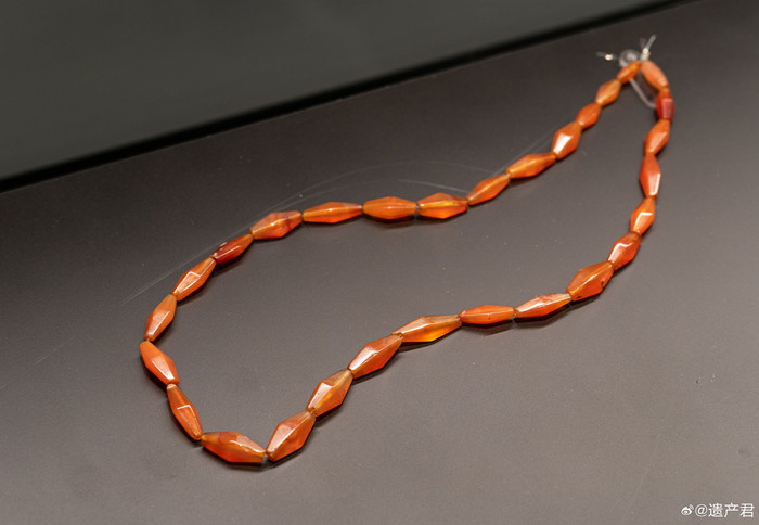 汉代红玉髓串珠,广西合浦县出土,广西壮族自治区博物馆收藏