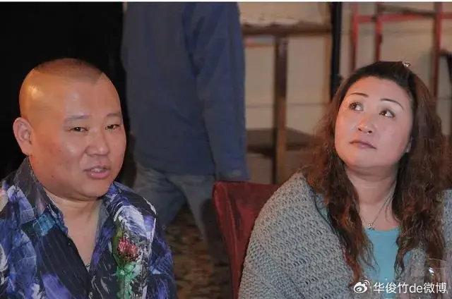 郭德纲妻子被强制执行263万,一周前匆忙露面,躲避镜头拒绝采访