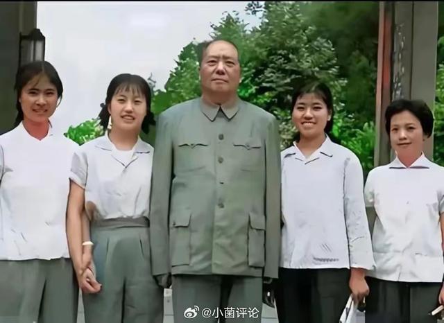 1966年，毛主席与滴水洞工作人员合影，四名姑娘眉清目秀面带微笑