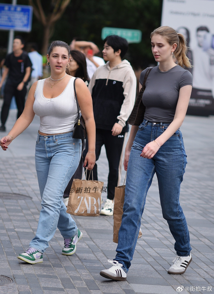 穿着性感紧身t恤的美女