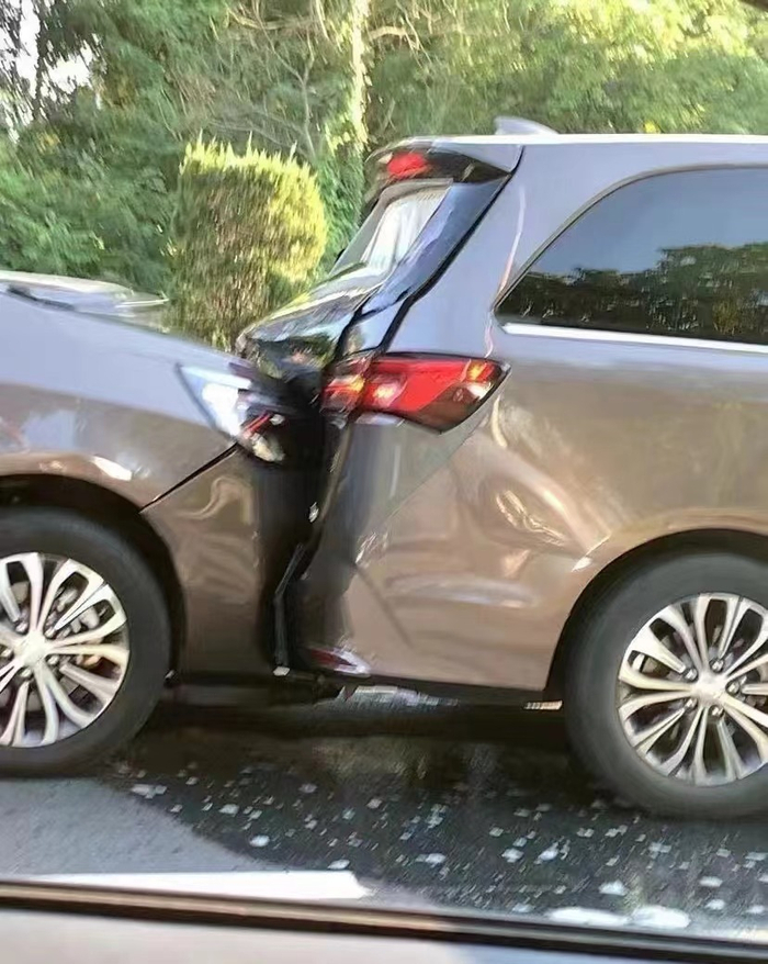 宋亚轩刘耀文遭私生追尾,私生真的好疯啊!