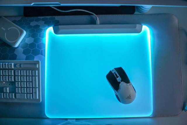 雷蛇烈焰神虫v2专业版:电竞玩家的新宠,899元的光污染神器!