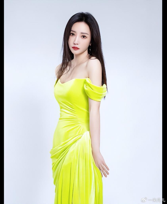 柠檬黄裙子秀身材柳岩满上围遮不住妩媚性感十足