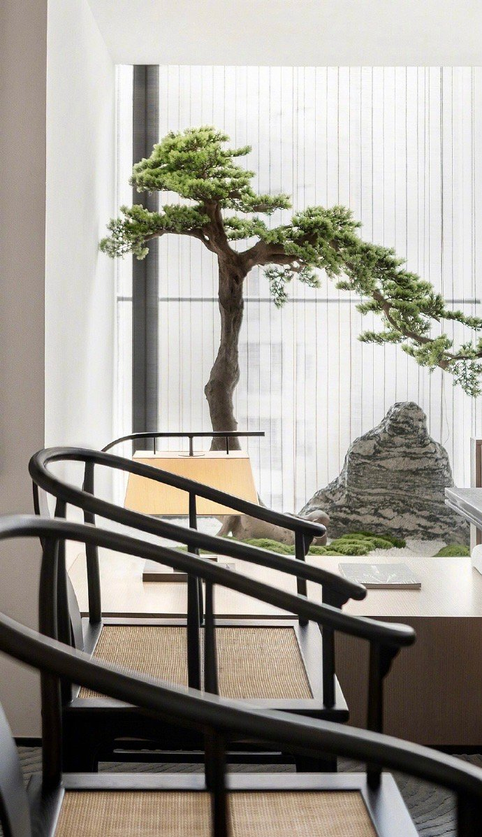 极简与中式非常协调传统中式里既有金碧辉煌庄重典雅的