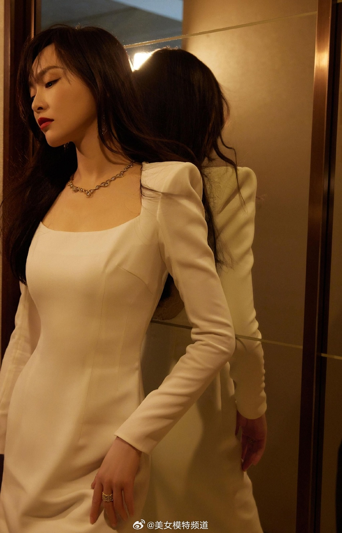 唐嫣镜像写真优雅大气 着包臀连衣裙长发拂面红唇吸睛