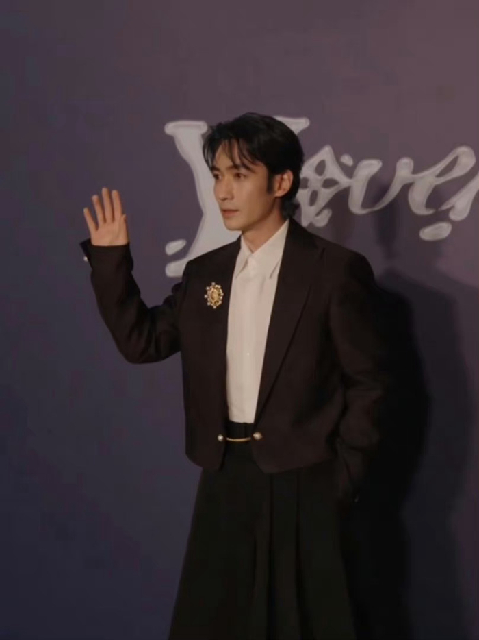 朱一龙穿裙子和长靴的样子还真的毫无违和感