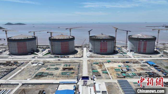 洋山深水港液化天然气新建储罐全部封顶