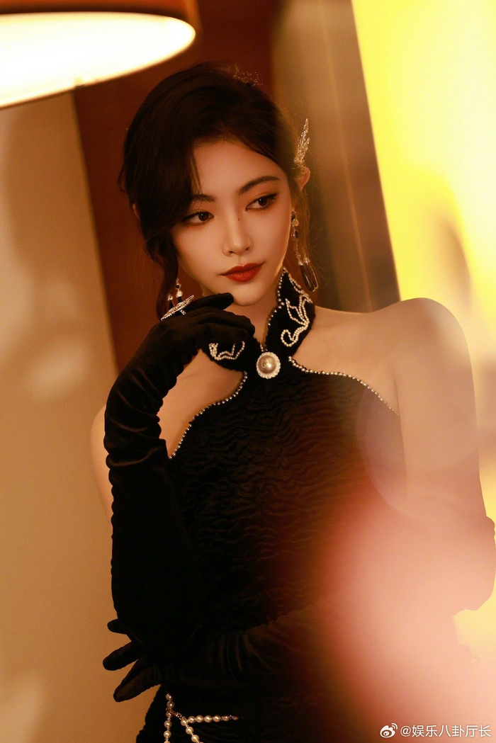 许佳琪今日看秀造型黑色礼服搭配红唇妆容复古风韵的kiki也太好看了吧