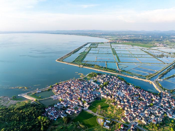 天空之镜石臼湖图片