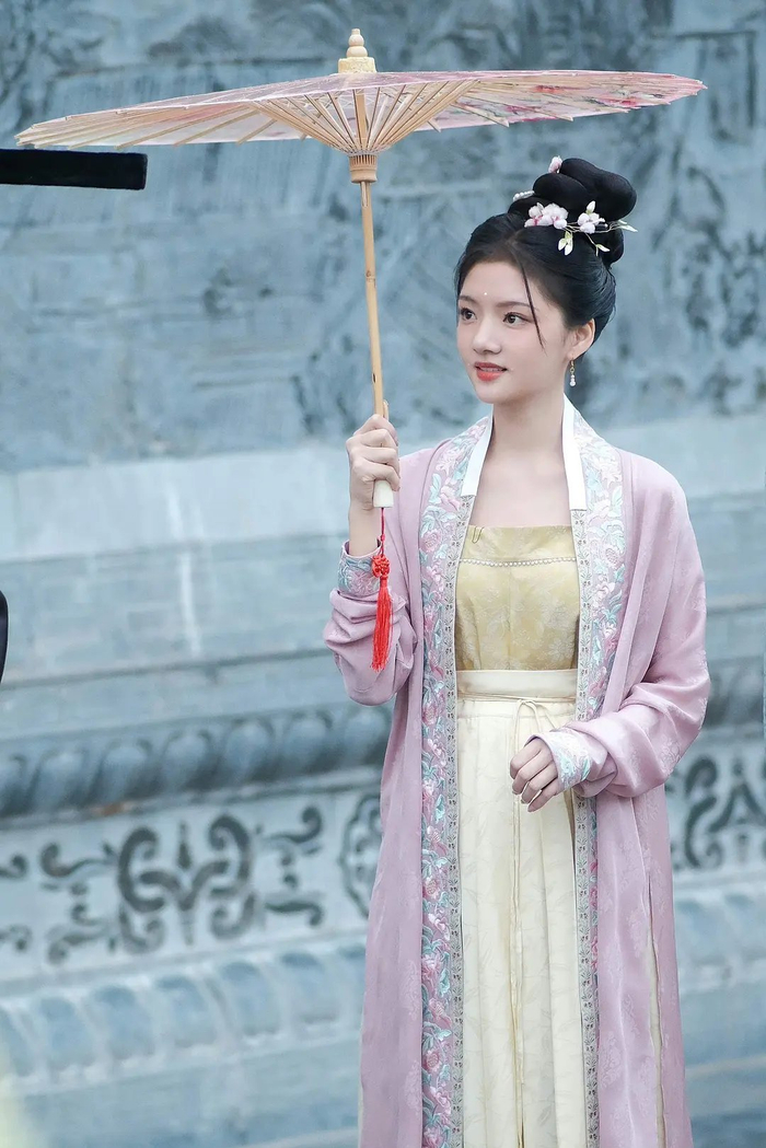 任敏央视综艺造型,比徽柔更成熟了,她好适合珍珠妆啊