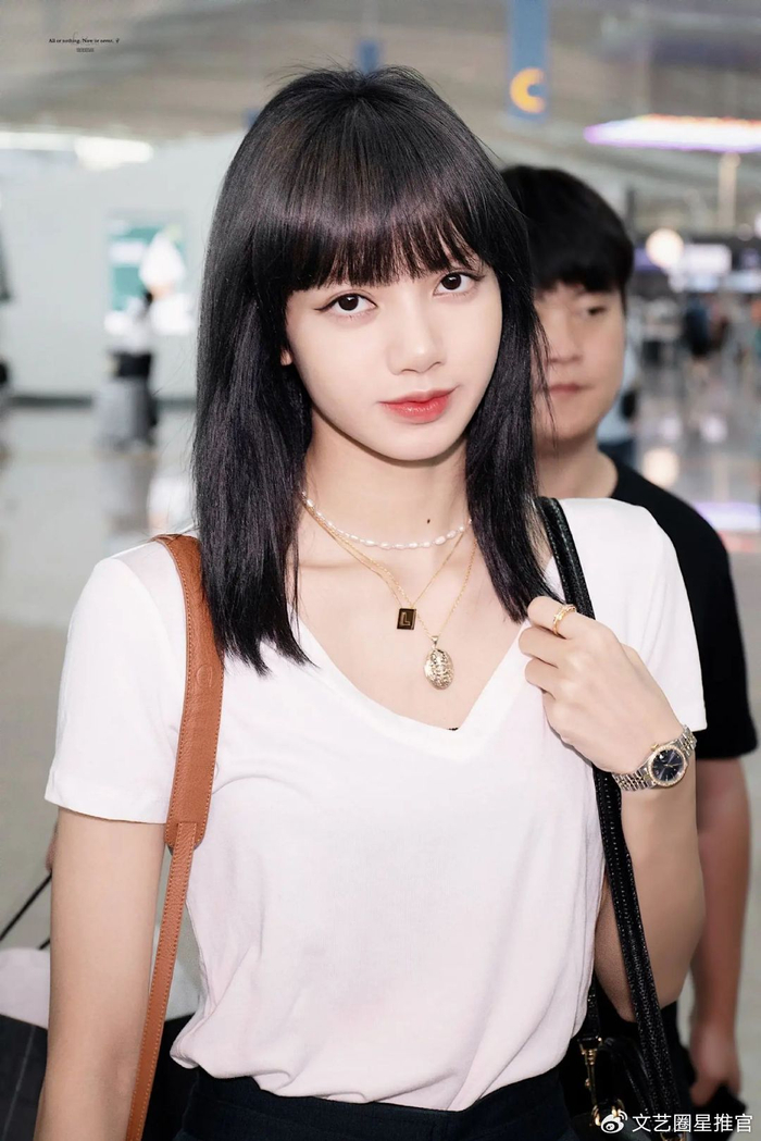 lisa被扒背刺尼坤,对方曾因lisa的东南亚长相被群嘲而力挺