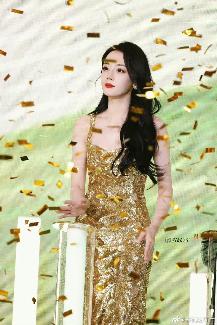 2/ 6迪丽热巴今天美得很哇塞…是独属于迪丽热巴的大明星氛围感!
